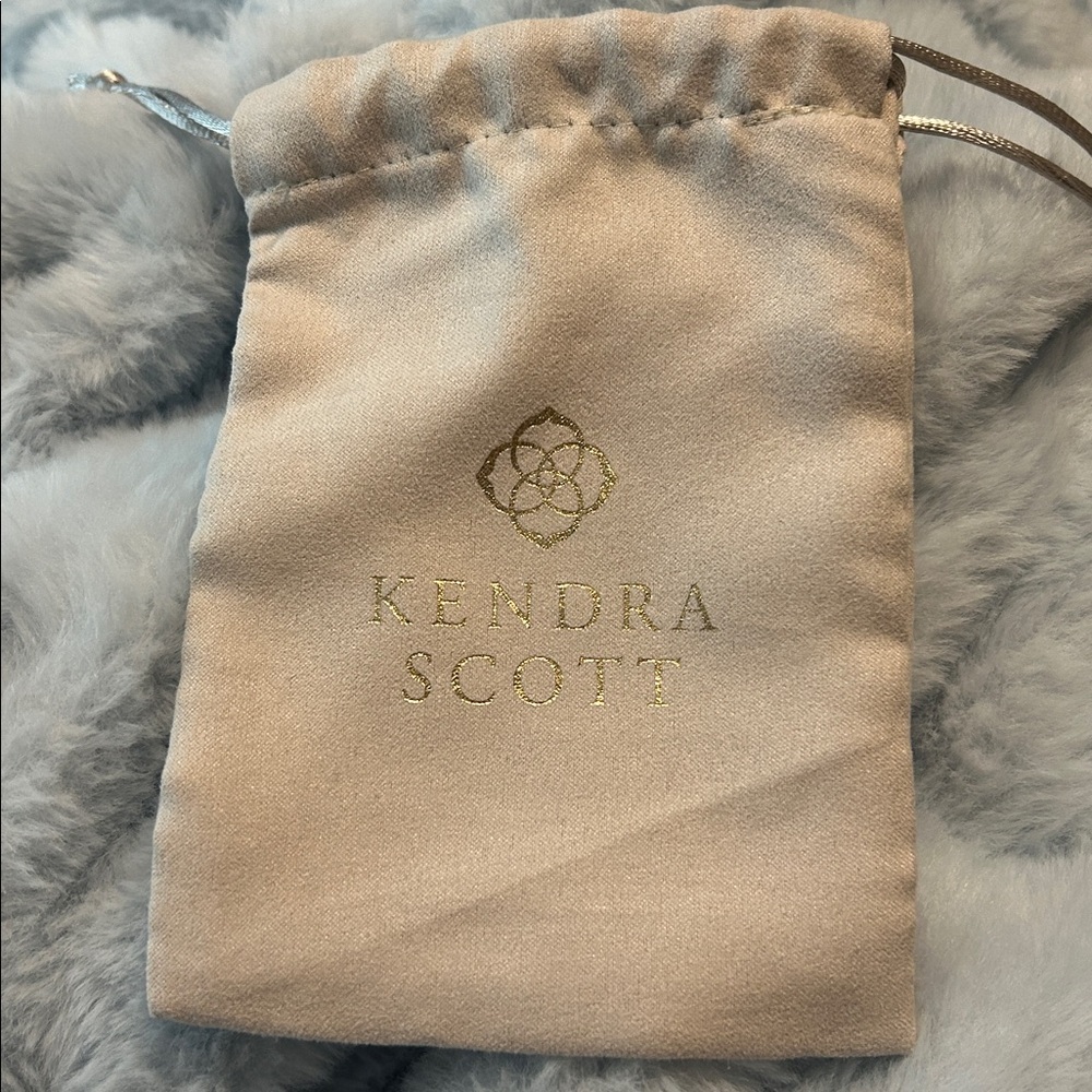 Kendra Scott Jamie Short Pendant Necklace - Picture 4 of 5